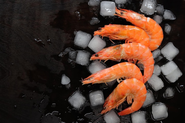 Camarões frescos sobre gelo